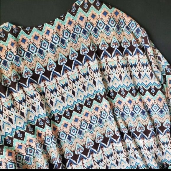 Xhileration Aztec Lightweight Shaw cover - Picture 7 of 8